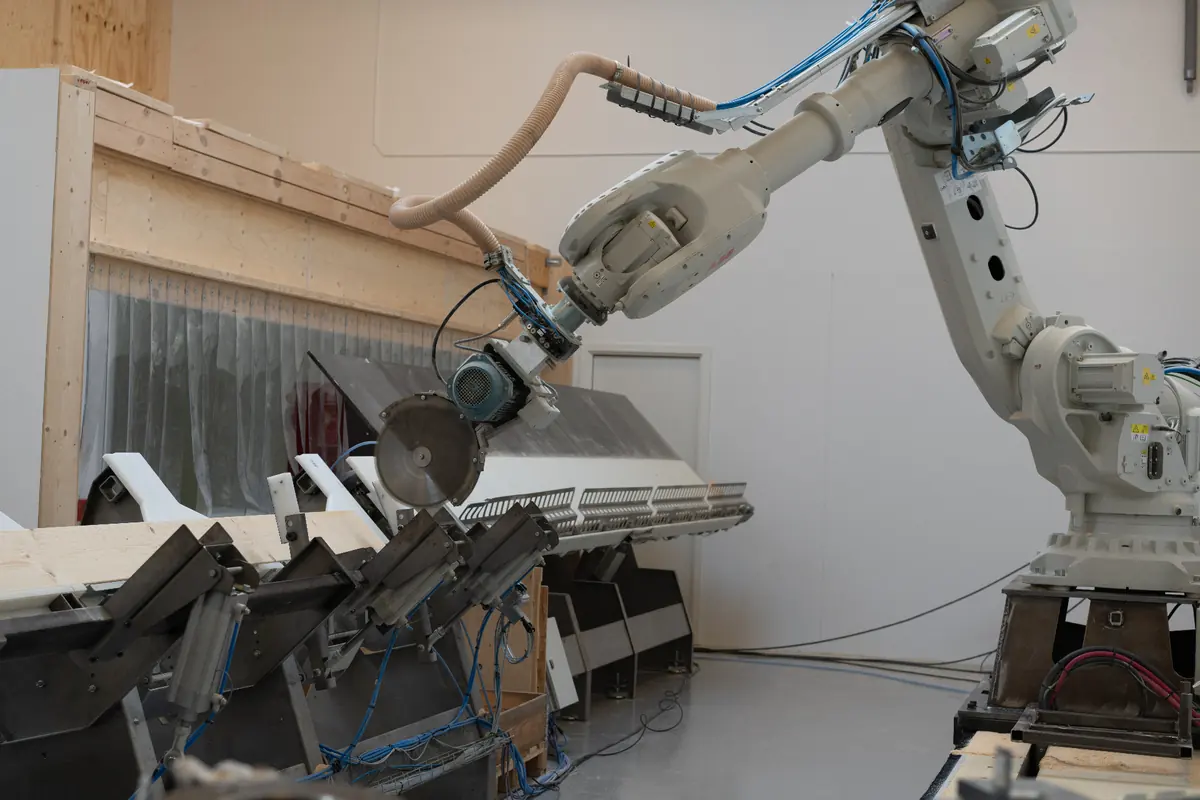 Industrirobot tilskærer konstruktionstømmer med præcision